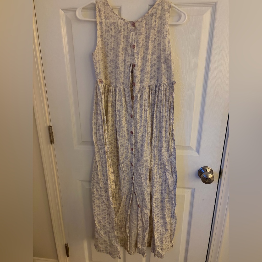 VINTAGE women’s Sleeveless Lavender FloralDress with Embroidered Waist and tie - Picture 4 of 5